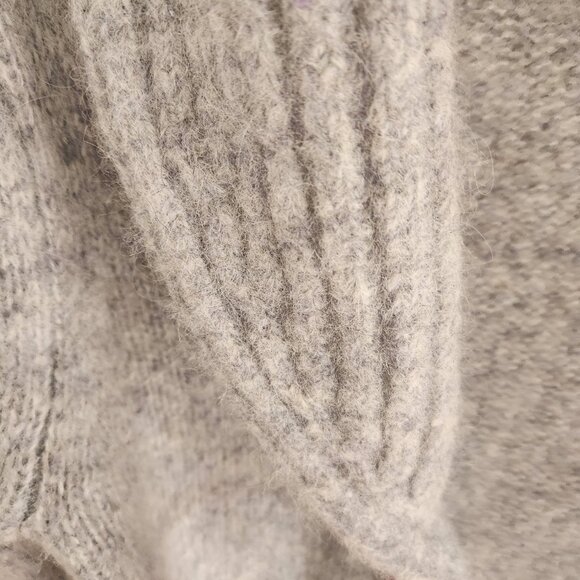 Beautiful Banana Republic Sweater - Picture 4 of 5